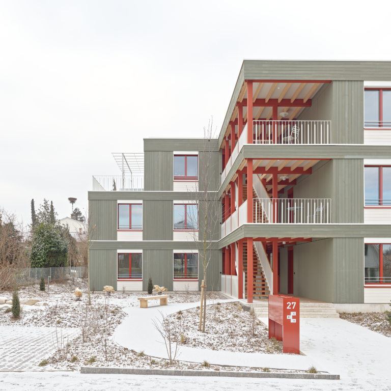 Schmid Ziörjen Architektenkollektiv, Roland Bernath, Binningen, Holzbau, Wooden Building, facade, arcade, red, green, Wood, balcony