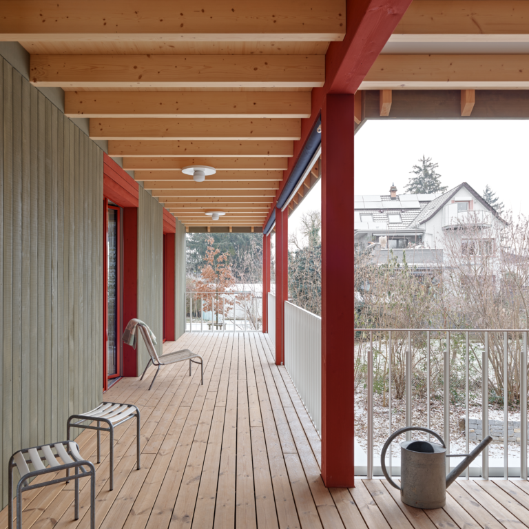 Schmid Ziörjen Architektenkollektiv, Roland Bernath, Binningen, Holzbau, Wooden Building, facade, arcade, red, green, Wood, balcony