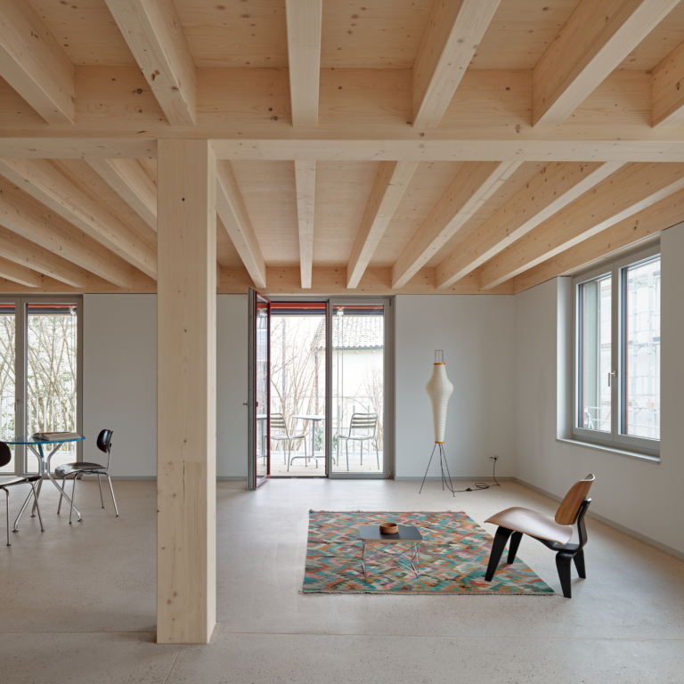 Schmid Ziörjen Architektenkollektiv, Roland Bernath, Binningen, Holzbau, Wooden Building, facade, arcade, red, green, Wood, kitchen, living room