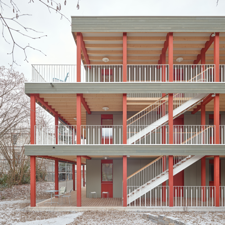 Schmid Ziörjen Architektenkollektiv, Roland Bernath, Binningen, Holzbau, Wooden Building, facade, arcade, red, green, Wood, balcony, staircase